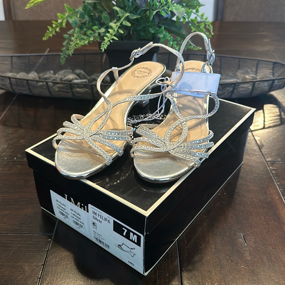 NWT Silver Low Heel Size 7 Women’s